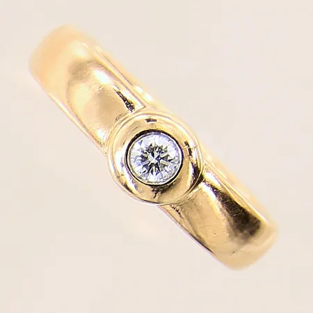 Ring med diamant ca 0,16ct, stl 18, bredd 5-6mm, Schalins, 18K  Vikt: 9,2 g