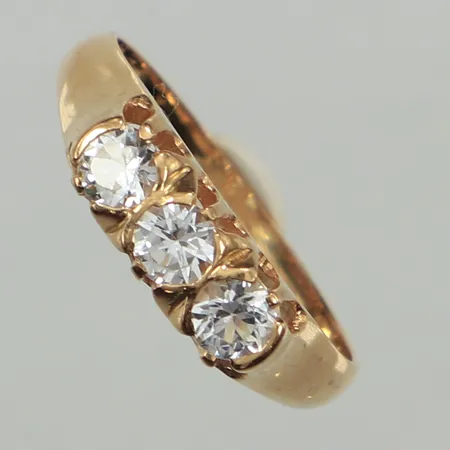Ring med stenar, stl 17, bredd ca 2-5mm, något skev, Hallberg Guldvarufirma Bengt , år 1961, 18K Vikt: 2,9 g