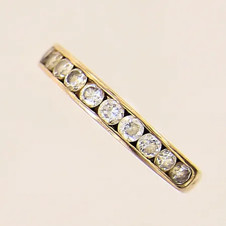 Ring med vita stenar, stl 16¾, bredd 2-3,3mm, 9K Vikt: 1,9 g