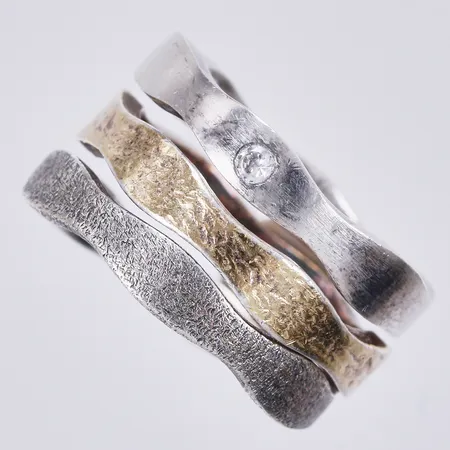 Ring 3-delad med vit stel. stl: 16¾, bredd: ca 10mm, 925/1000, silver Vikt: 9,6 g