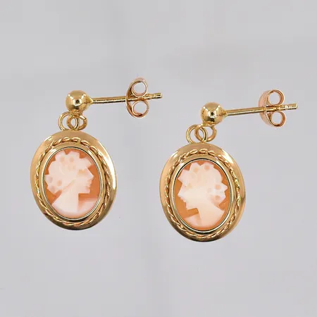 Ett par örhängen med camé, 19x11mm, 18K Vikt: 2 g