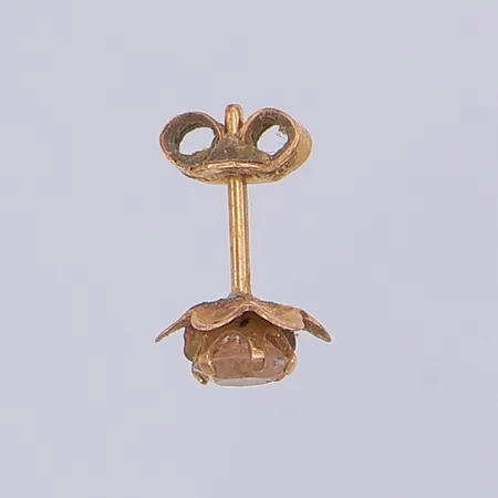 Örhänge, udda, vit sten, 7mm, 18K Vikt: 0,4 g