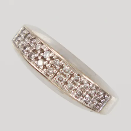 Ring, diamanter 22x totalt 0,20ctv enligt gravyr, stl 15¾, bredd 2,5 - 6,8mm, slitet, vitguld, CGH 18K  Vikt: 5,3 g