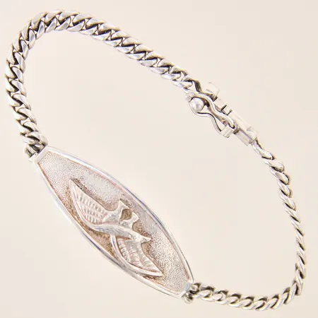 Armband med bricka samt dekor av örn, längd 17cm, bredd 4-13mm, något trögt lås, silver 925/1000 Vikt: 12,1 g