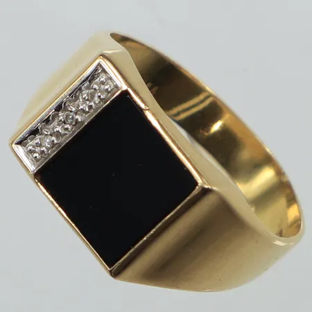Klackring, onyx, vita stenar, stl 20½, bredd 11mm, 18K  Vikt: 5,8 g