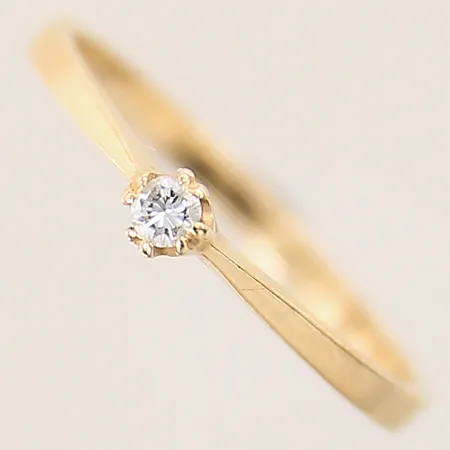 Ring med diamant ca 0,05ct, stl 16¾, bredd 1,8-3mm, 18K Vikt: 1,6 g