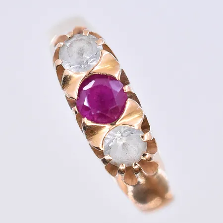 Ring med vita stenar och en cerise sten, stl 17¼, bredd 3-5 mm, 18K. Vikt: 3 g