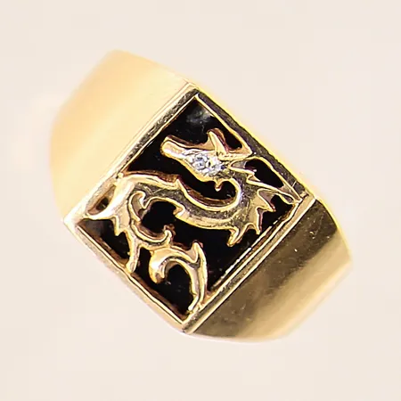 Ring med svart sten samt dekor av drake med 8/8-slipad diamant ca 0,005ct, stl 18, bredd 2-12,3mm, GHA, 18K Vikt: 6,2 g