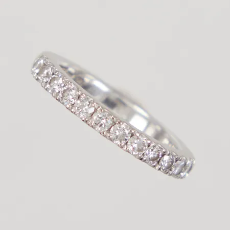 Halvalliansring med briljantslipade diamanter 13x ca 0,03ct varav 4 stenar indikerar på syntetiska diamanter, stl 15¼, bredd 2,5mm, vitguld, MEG år 2013, 18K  Vikt: 4 g