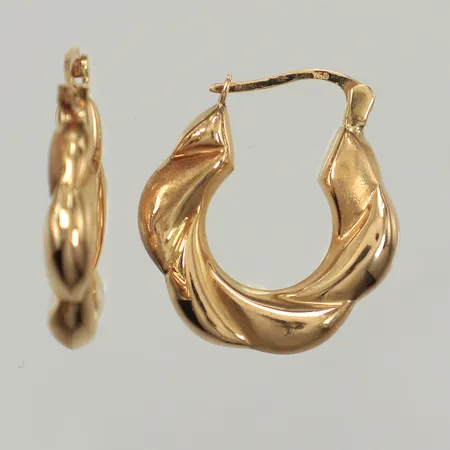 Ett par örhängen, Ø 20-22mm, bredd ca 4mm, 18K Vikt: 2,3 g