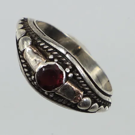 Ring, röd sten, troligen granat, stl 17½, bredd 9,8mm, skev, 18K  Vikt: 3,1 g