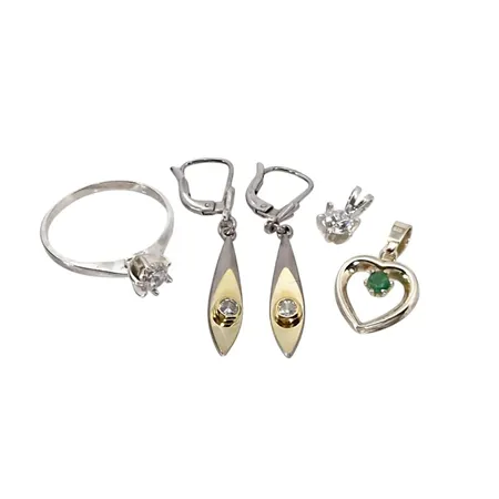 Silversmycken, bl.a. Ring, vit sten, Ø17,0 mm, Örhängen, ett par, vita stenar, längd 36 mm, Hängen, 2 stycken, samtliga stenar utan anmärkning, fint skick  Vikt: 4,3 g