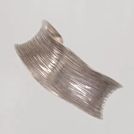 Armring, öppen modell, bredd ca 25mm, ostämplat silver Vikt: 37,3 g