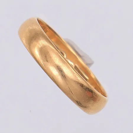 Ring, slät, stl 19¼, gravyr, 18K Vikt: 4,6 g