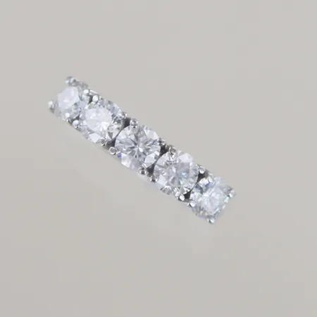 Alliansring med Moissaniter, Ø 17,5 mm, bredd 4,17 mm, vitguld 18k Vikt: 7,5 g
