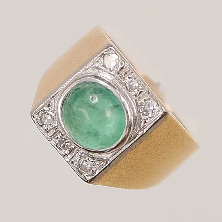Ring, cabochonslipad smaragd samt diamanter 6x ca 0,02ct, Ø15¼, bredd:10mm, K.G. Markströms Guldsmedsaktiebolag, Uppsala år 1965, guld/vitguld, 18K 4,6g.