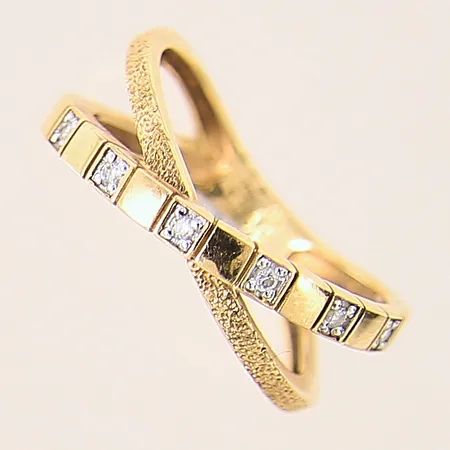 Ring med diamanter 0,04ctv enligt gravyr, stl: 16¼, bredd: 2,6-2,2mm, 18K  Vikt: 2,8 g