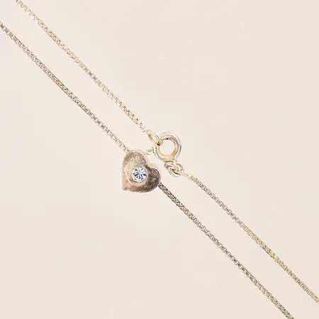 Collier Venezia, med integrerat hänge i form av hjärta med vit sten, längd 41cm, bredd 0,9mm, något oxiderad, silver 925/1000 Vikt: 2,1 g