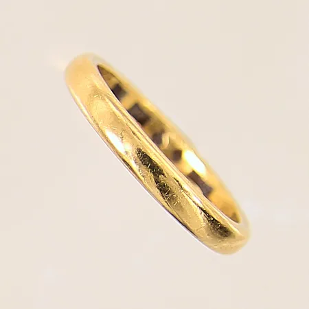 Ring, stl 15¾, bredd 2,6mm, gravyr, 23K  Vikt: 3,5 g
