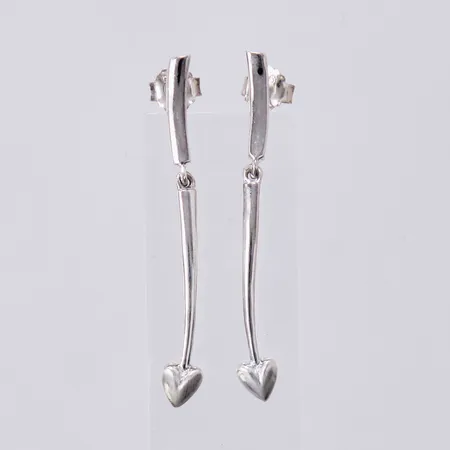 Ett par örhängen längd ca 41mm, bredd ca 1-5mm, 925/1000 silver Vikt: 3,2 g