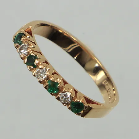 Ring med diamanter ca 3 x 0,03ct samt gröna stenar, troligen smaragd, stl 17¾, bredd ca 3mm, SSÄ, år 1996, 18K Vikt: 3,1 g