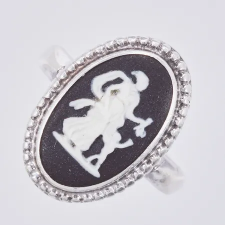 Ring Wedgwood, made in England, JW London 1975, 16 ¾, plattan inklusive fattningen ca 12x18mm, silver Vikt: 4,2 g