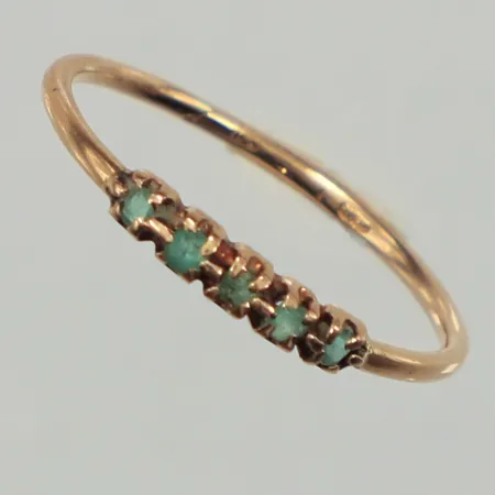 Ring, grön sten, stl 15x¼, bredd ca 1-2mm, 18K Vikt: 0,8 g