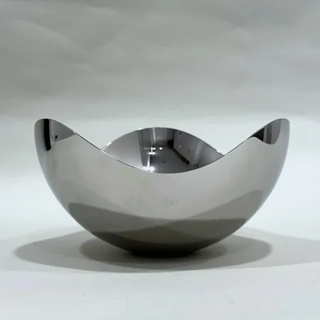 Skål, Bloom Collection, design Helle Damkjaer för Georg Jensen, höjd ca 8cm, Ø15,5cm, blankpolerat rostfritt stål, originalkartong, informationsblad Skickas med paket.