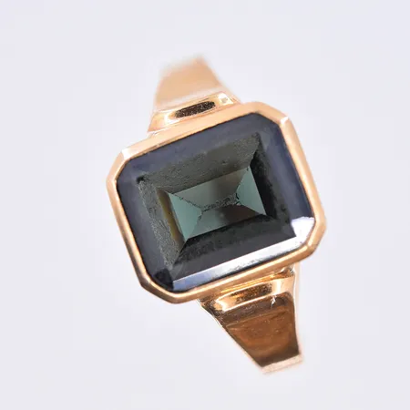 Klackring med grön sten, stl 19¾, bredd 2-12 mm, 18K. Vikt: 3,2 g