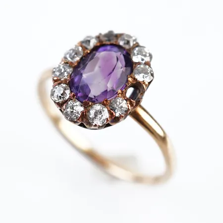 Ring m diamanter och lila sten, stl 17½(55), bredd 12mm, 18k, 1 sten saknas Vikt: 2,5 g