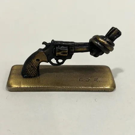 Skulptur, Carl Fredrik Reuterswärd, Non Violence Peace Symbol, längd ca 7cm, höjd 4,5cm, brons, i originalförpackning Vikt: 0 g