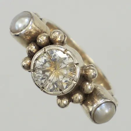 Ring med sten samt pärla, stl 16½, bredd ca 5-9mm, KumKum 925/1000 silver  Vikt: 8,3 g