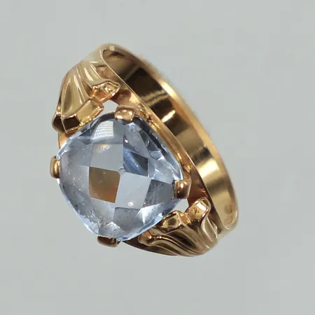 Ring blå sten, troligen syntetisk spinell, stl 17½, bredd 9,9mm, 18K  Vikt: 3,6 g