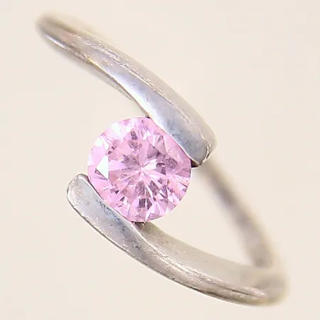 Ring med rosa sten, stl 18¼, bredd 2-9mm, silver 925/1000 Vikt: 3,7 g
