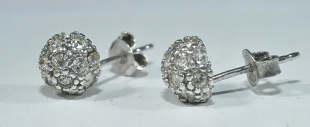 Örhängen med stenar, en sten saknas, bredd 9,66mm silver  Vikt: 1,9 g