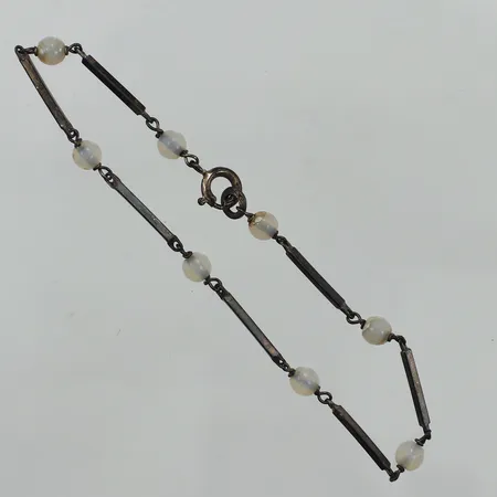 Armband, pärlor, längd 17cm,  bredd 4mm, färgsläpp på pärlor, silver  Vikt: 2,6 g
