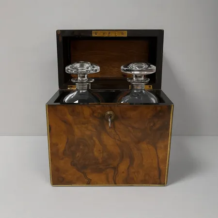 2 Karaffer, Orrefors, höjd ca 23cm, låsbart träskatull Bramah London, beslag i mässing, höjd ca 25x23x13cm, nyckel till lås, skador i schatullet, litet nagg på en flaska vid öppning, smånagg. OBS! Skickas ej! Specialfrakt, kontakta pantbankskontoret för mer information.