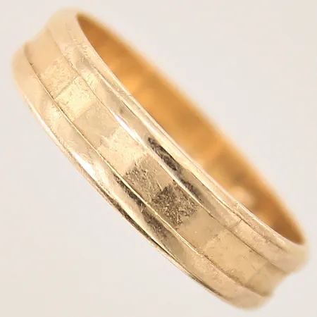 Ring med mönstrad dekor, stl 20, bredd 5,5mm, gravyr, 18K Vikt: 5,1 g