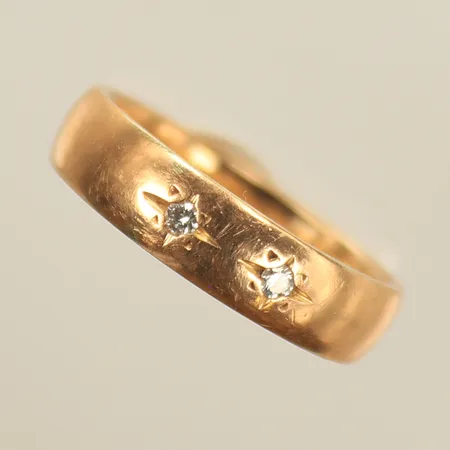 Ring med diamanter 2 x ca 0,02ct, stl 17½, bredd 5mm (sliten, gravyr) 18K, 5,6g 
