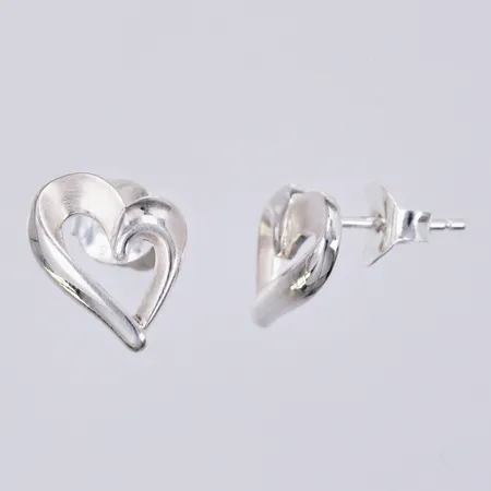 Ett par örhängen hjärtan, längd: ca 1cm, bredd: ca 11mm, GHA, 925/1000, silver Vikt: 2,3 g