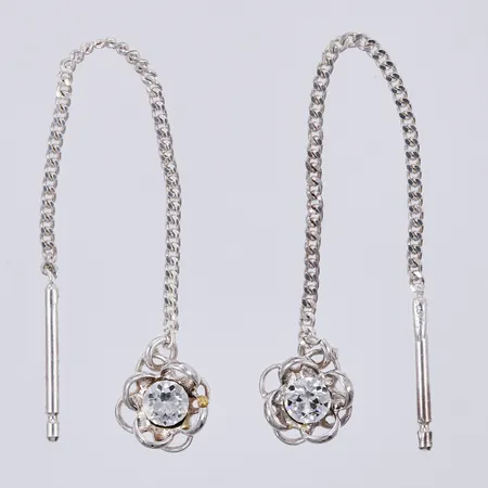 Ett par örhängen med vita stenar, längd: ca 5,7mm, bredd: ca 1-6mm, silver, 830/1000 Vikt: 0,9 g