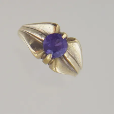 Ring med lila sten,(nagg), Ø 17 mm bredd 2-9 mm, 14k Vikt: 4,2 g