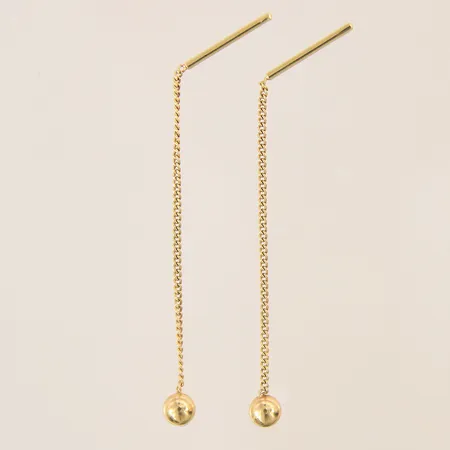 Ett par örhängen, längd 5,5cm, bredd 1,1x4mm, 18K Vikt: 1,1 g