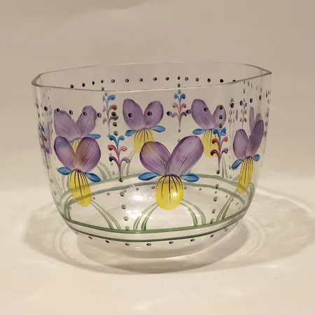 Glasskål Viol, Eva Englund, Orrefors  höjd 14cm, bredd 18cm, etikettmärkt Skickas med postpaket.