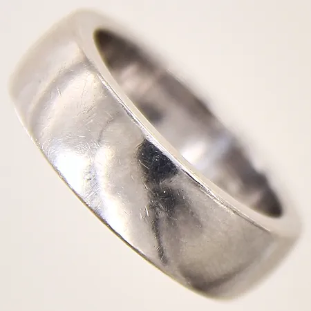 Ring, slät, stl 18¼, bredd 7mm, gravyr, vitguld, 18K Vikt: 17,8 g