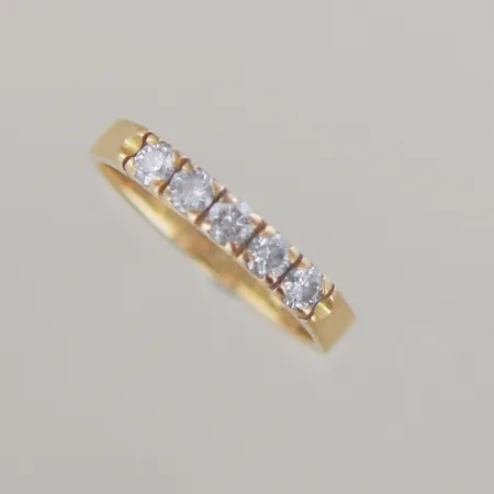 Alliansring med diamanter totalt 0,40ct, Ø16,55 mm, 18k graverad Vikt: 3,2 g