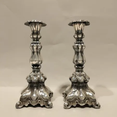 Ett par ljusstakar i barockstil på volutfötter, höjd 25cm, Hämeenlinna Kultakeskus Oy, år 1974, fyllda, 830/1000 silver Vikt: 1234,1 g