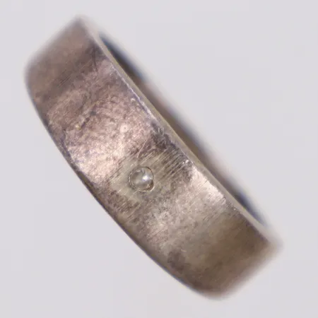 Ring med vit sten, 17½, bredd 7,0mm, smärre skevheter, silver 925/1000 Vikt: 5,9 g