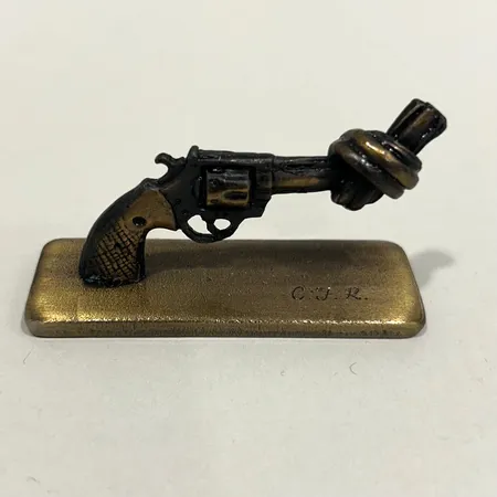 Skulptur, Carl Fredrik Reuterswärd, Non Violence Peace Symbol, längd ca 7cm, höjd 4,5cm, brons, i originalförpackning Vikt: 0 g