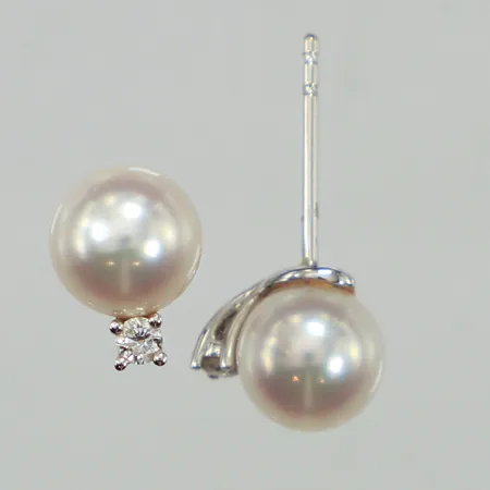 Ett par örhängen, diamanter ca 0,02ct, odlade saltvattenspärlor, Ø7,5mm, limrester, saknar snurrebussar, vitguld, 18K  Vikt: 2,1 g